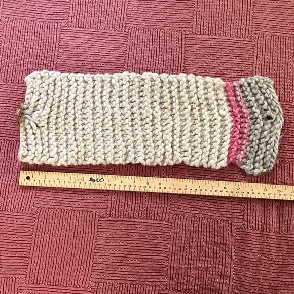 Beautiful chunky Knit Scarf with Button Accent - Picture 9 of 10